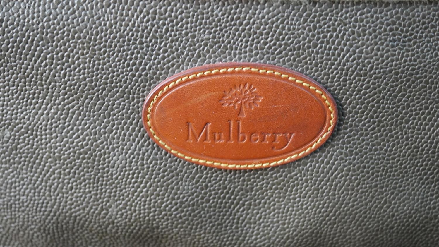 A Mulberry scotchgrain leather travelling holdall with extending pull along handle and wheels, - Image 5 of 20