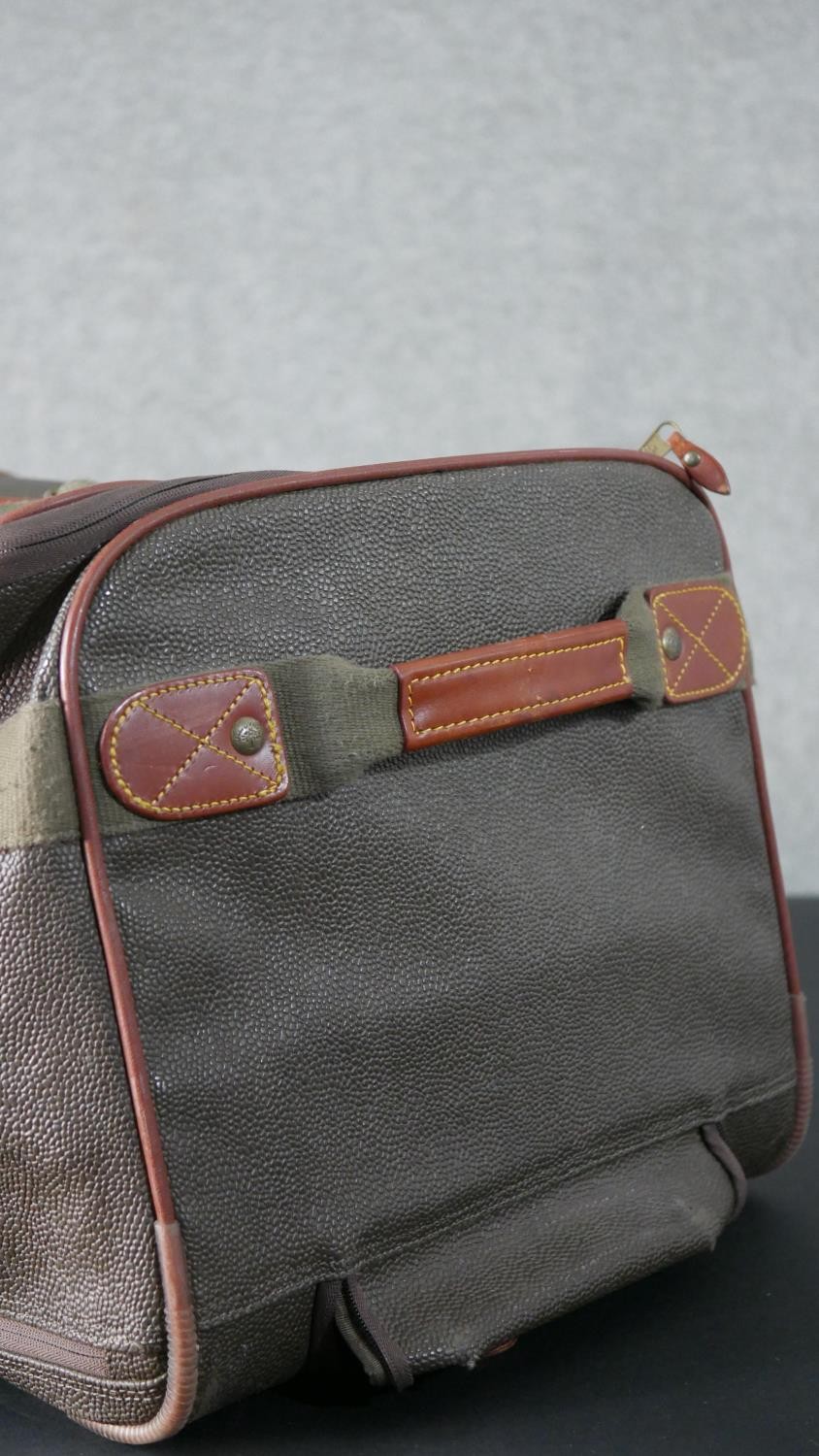 A Mulberry scotchgrain leather travelling holdall with extending pull along handle and wheels, - Image 11 of 20