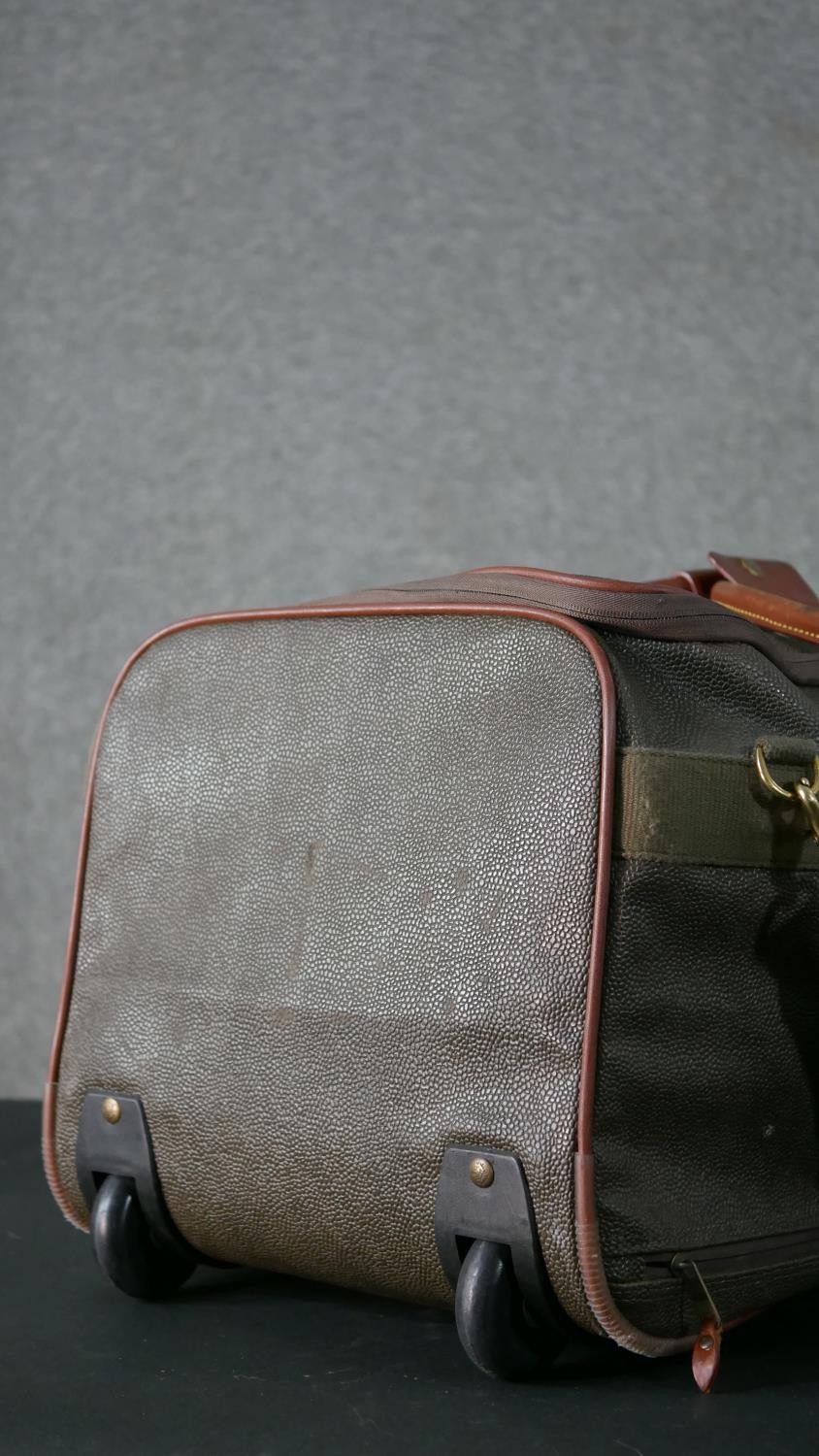 A Mulberry scotchgrain leather travelling holdall with extending pull along handle and wheels, - Image 13 of 20