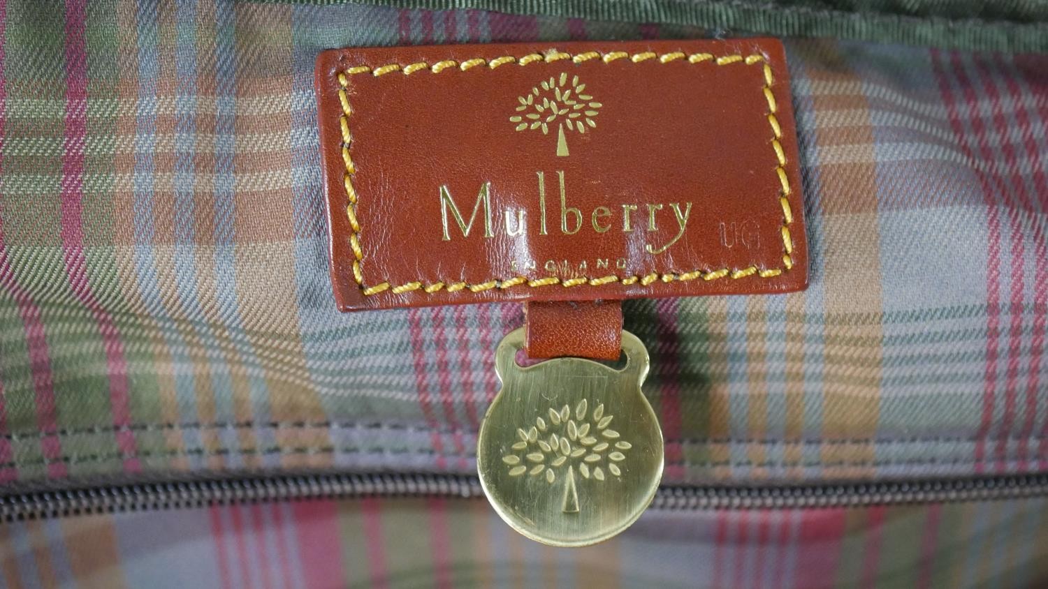 A Mulberry scotchgrain leather travelling holdall with extending pull along handle and wheels, - Image 4 of 20