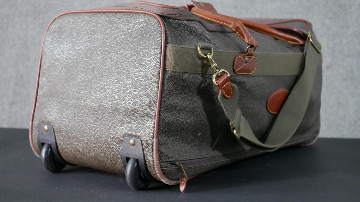 A Mulberry scotchgrain leather travelling holdall with extending pull along handle and wheels, - Image 12 of 20