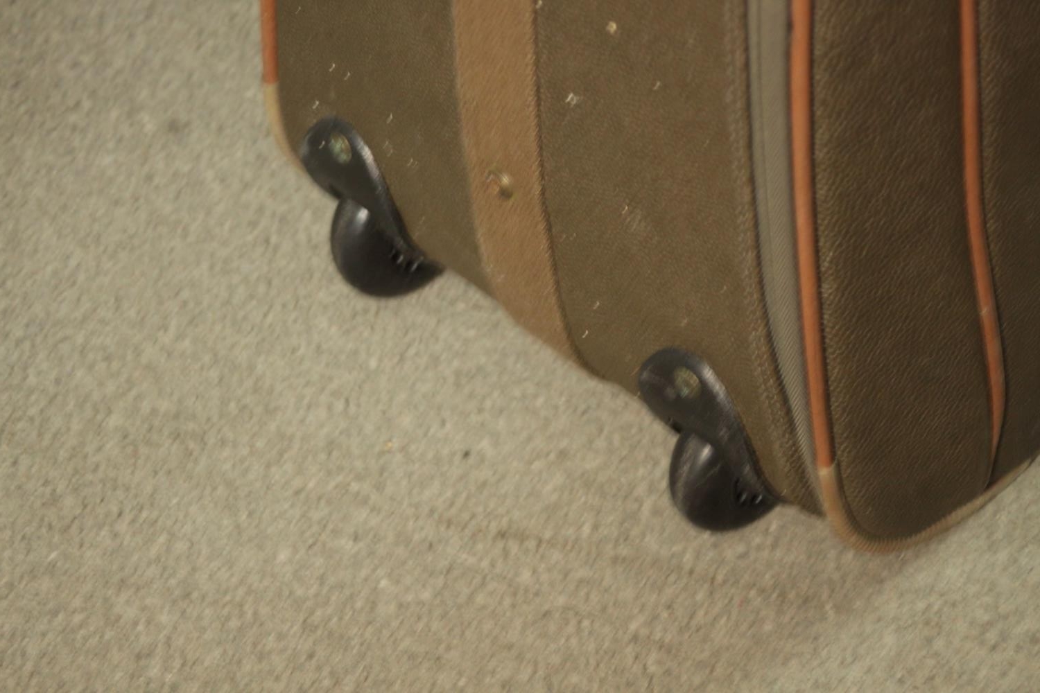 A Mulberry scotchgrain leather travelling case with wheels and spring loaded extending handle, - Image 7 of 8