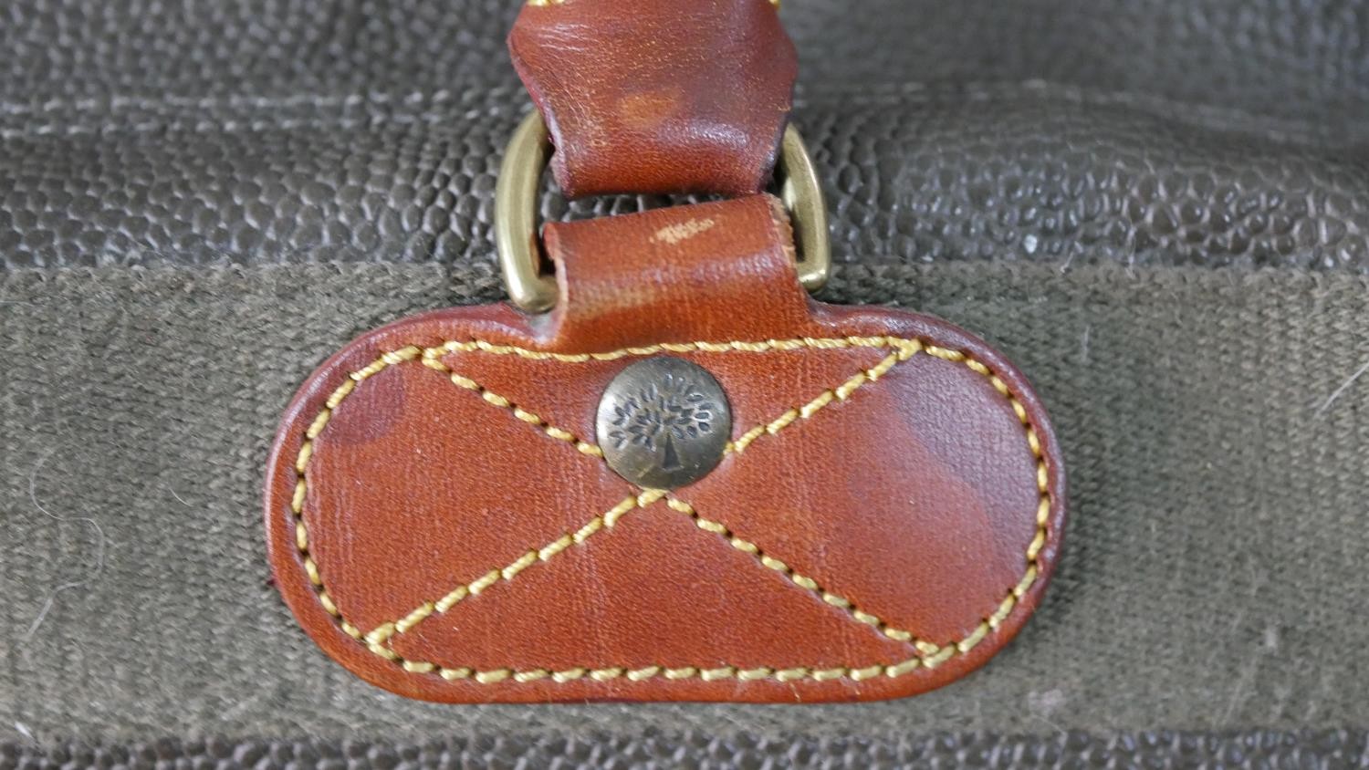 A Mulberry scotchgrain leather travelling holdall with extending pull along handle and wheels, - Image 10 of 20