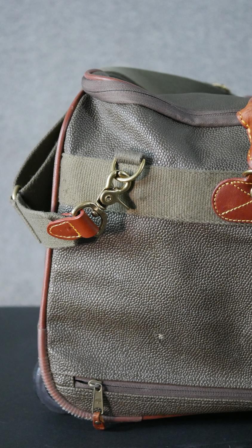 A Mulberry scotchgrain leather travelling holdall with extending pull along handle and wheels, - Image 7 of 20