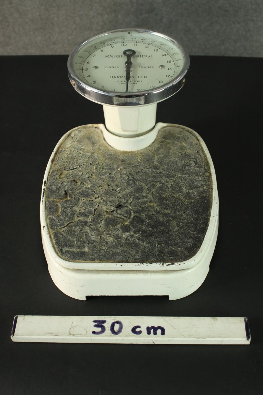 A set of Harrods Limited 'The Knightsbridge' bathroom scales, with a white enamel body, in stones - Image 2 of 4