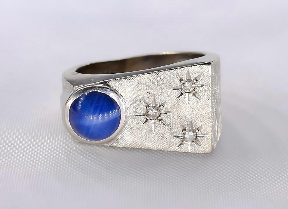 A 14 carat white gold diamond and star sapphire dress ring, set with a round cabochon star - Image 2 of 4