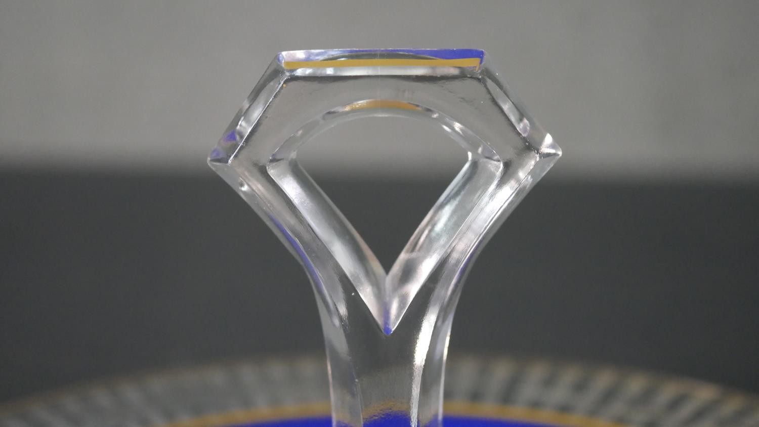 An Art Deco hand painted royal blue and gilded cut crystal cake stand with carrying handle. Diam. - Image 5 of 6