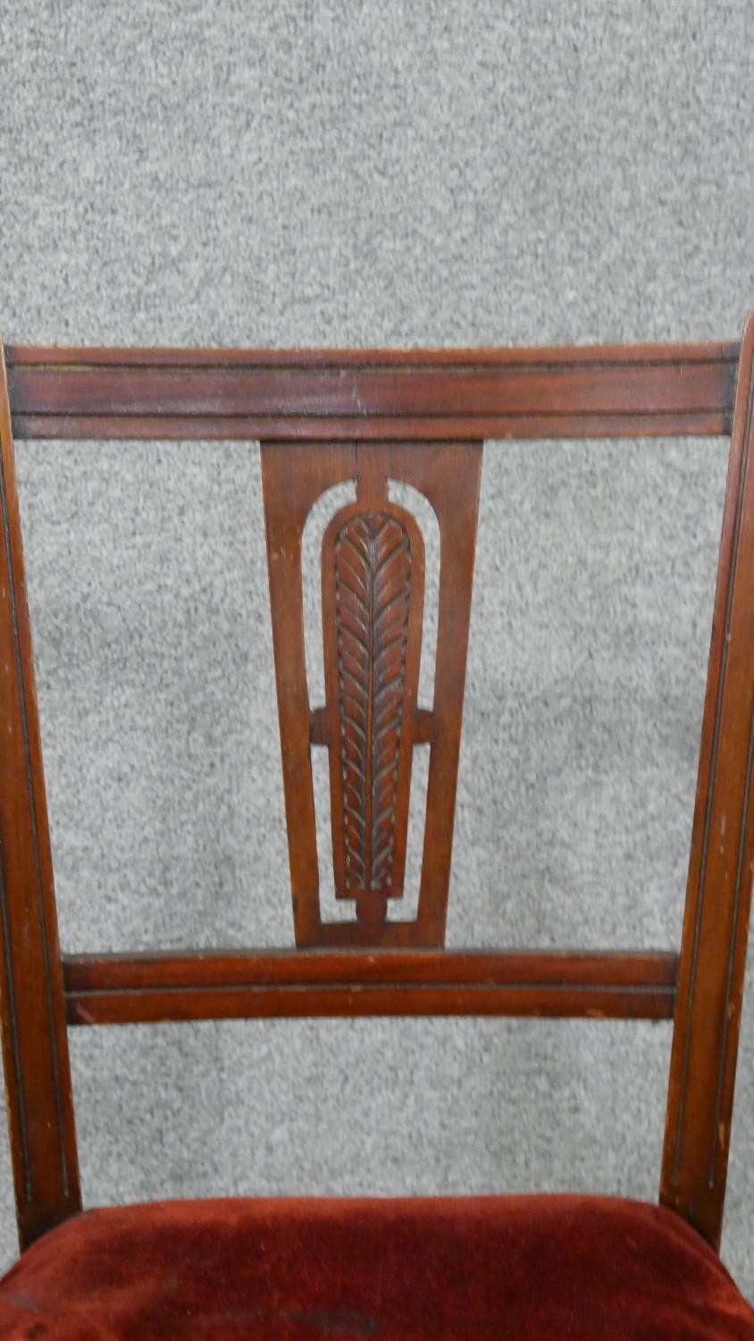 A pair of Edwardian walnut side chairs, the back with a carved foliate splat, over a red velour - Image 5 of 6