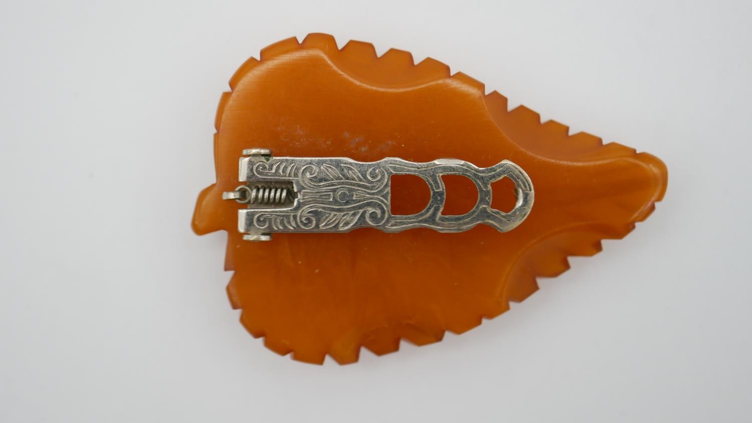 An Art Deco carved amber bakelite leaf design bangle and matching leaf scarf clip. - Image 3 of 7