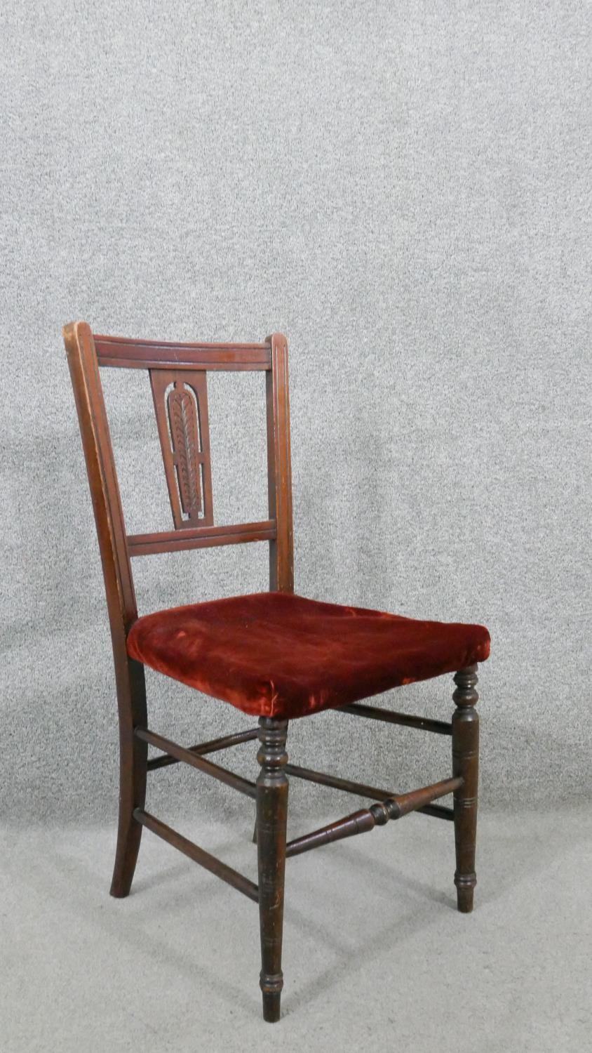 A pair of Edwardian walnut side chairs, the back with a carved foliate splat, over a red velour - Image 6 of 6