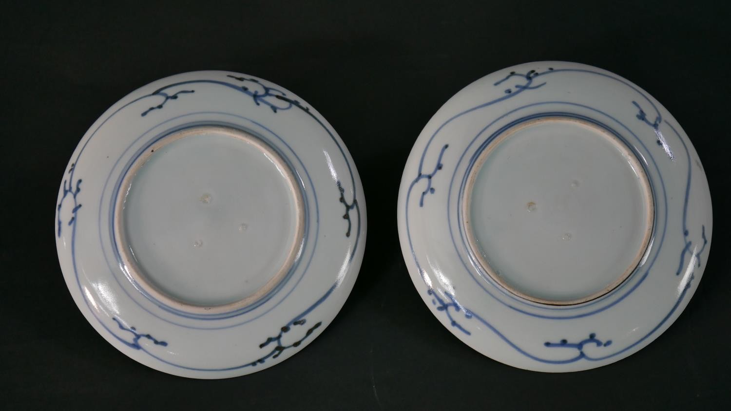 A pair of Japanese Edo period hand painted blue and white porcelain plates with tree and foliate - Image 10 of 11
