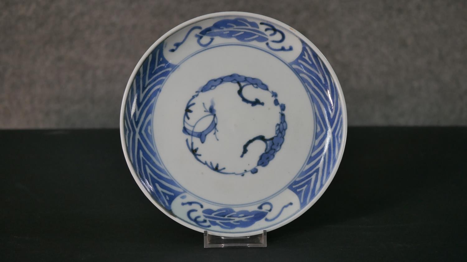 A pair of Japanese Edo period hand painted blue and white porcelain plates with tree and foliate - Image 6 of 11