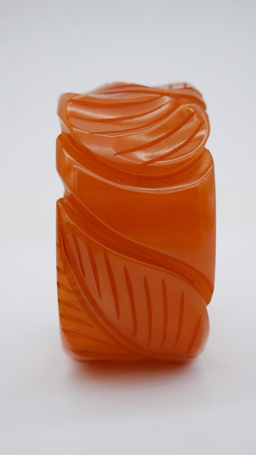 An Art Deco carved amber bakelite leaf design bangle and matching leaf scarf clip. - Image 6 of 7