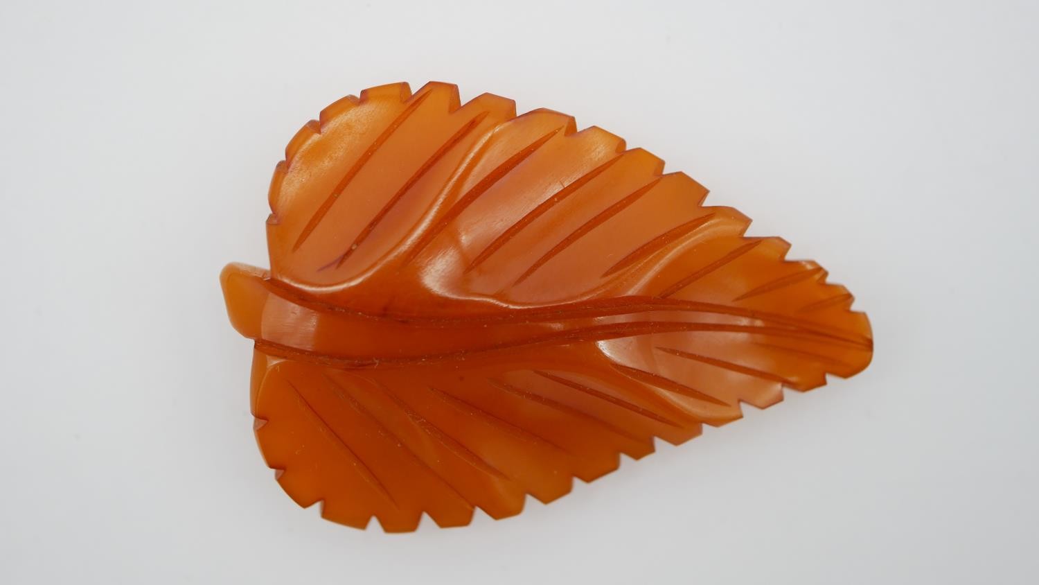 An Art Deco carved amber bakelite leaf design bangle and matching leaf scarf clip. - Image 2 of 7