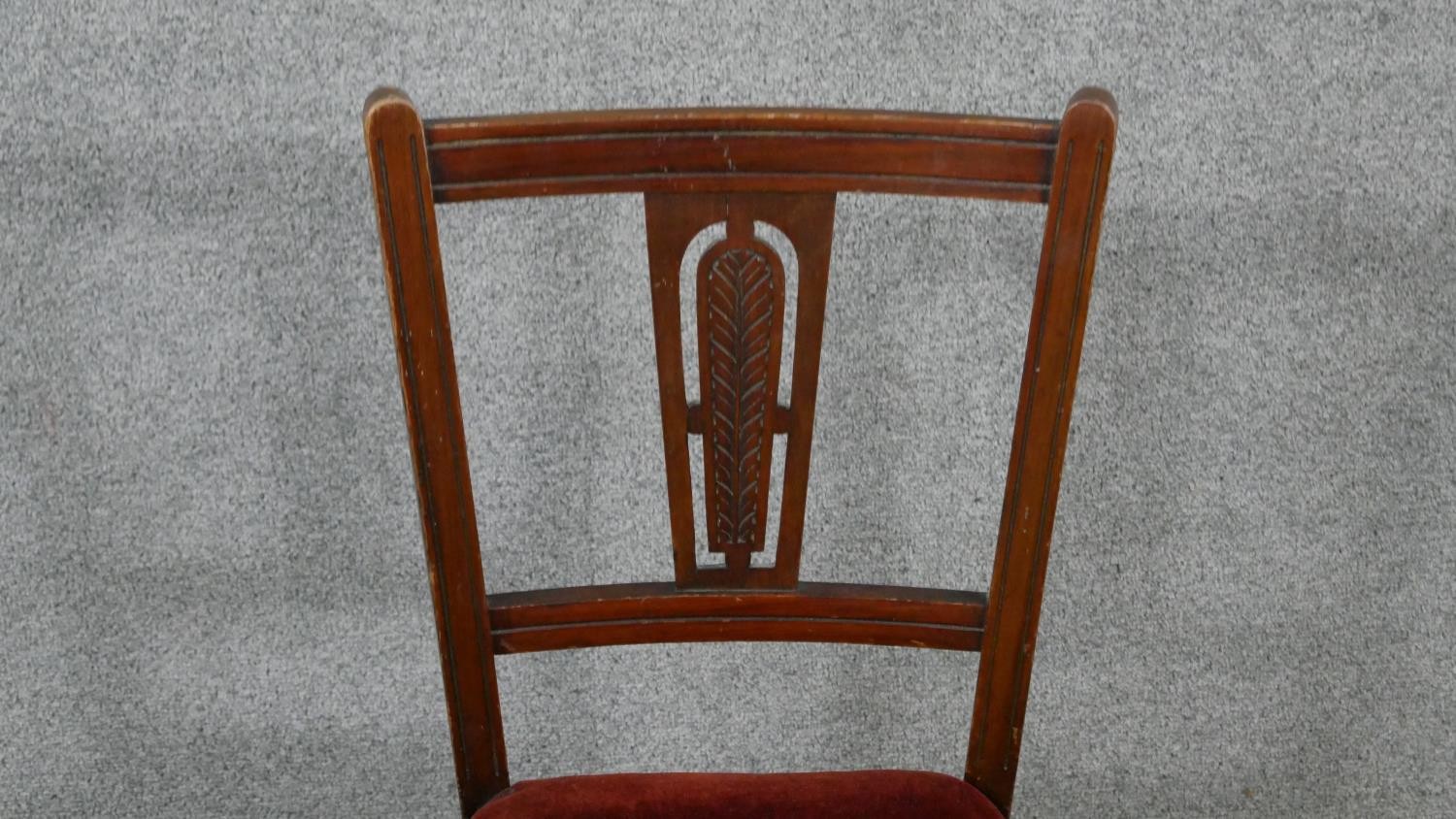 A pair of Edwardian walnut side chairs, the back with a carved foliate splat, over a red velour - Image 4 of 6