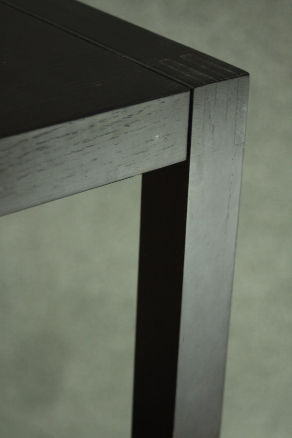 A contemporary ebonised oak shelving unit, with three shelves supported by square section - Image 6 of 6