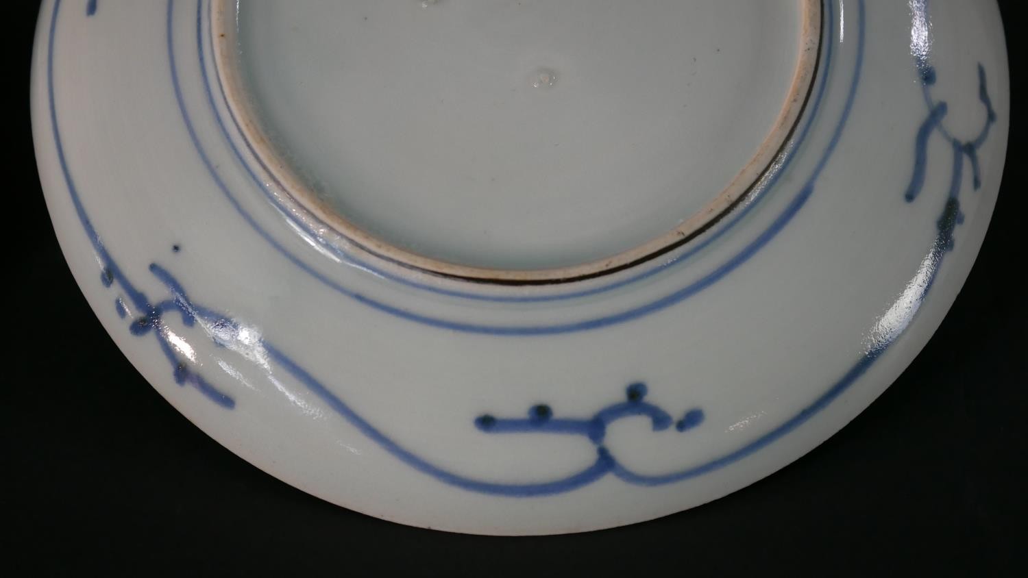 A pair of Japanese Edo period hand painted blue and white porcelain plates with tree and foliate - Image 11 of 11