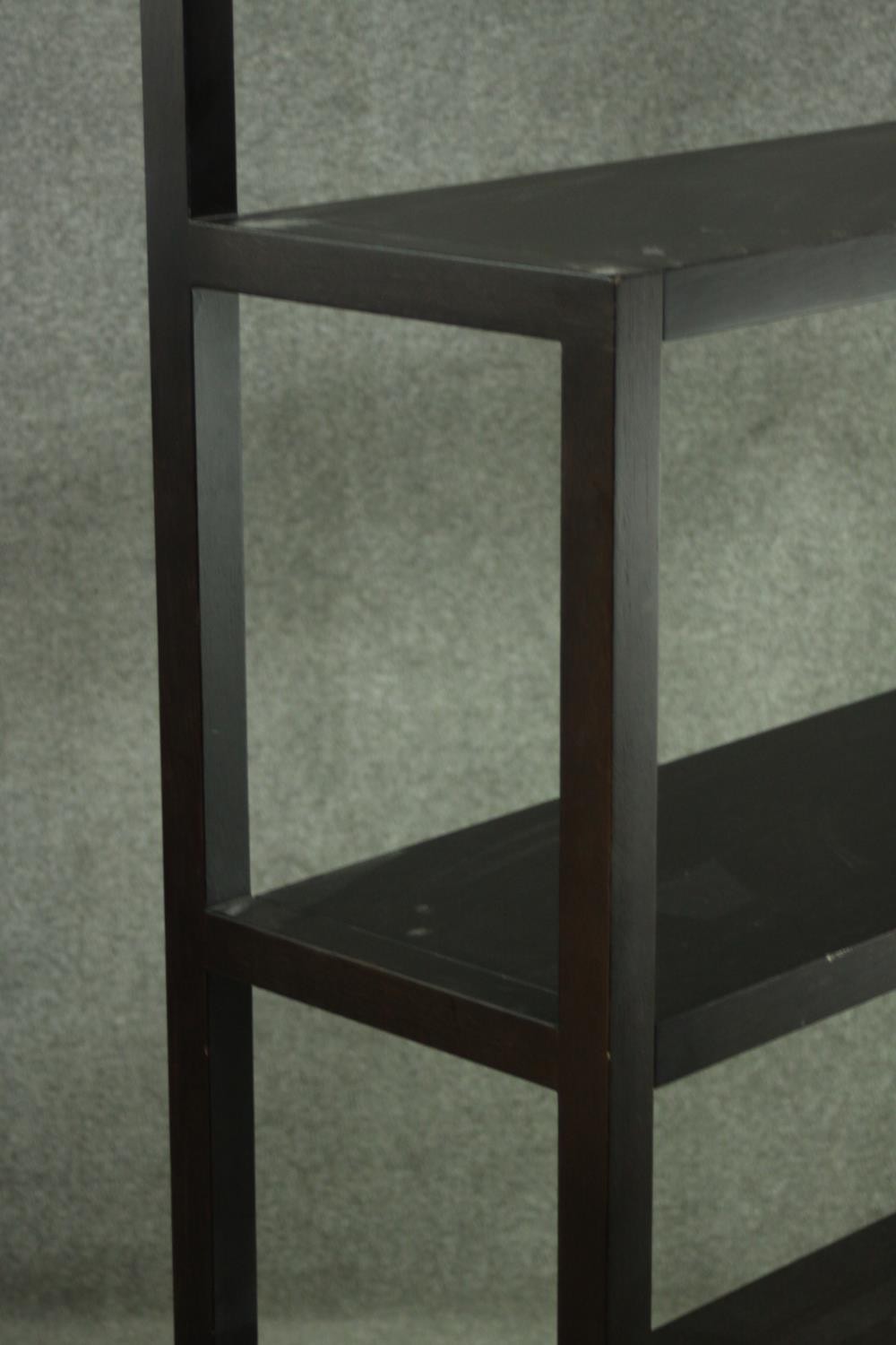 A contemporary ebonised oak shelving unit, with three shelves supported by square section - Image 4 of 6