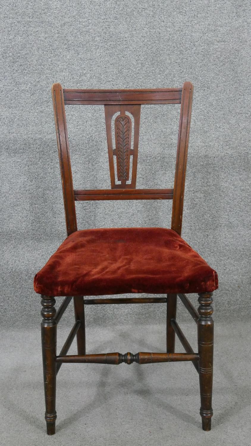 A pair of Edwardian walnut side chairs, the back with a carved foliate splat, over a red velour - Image 2 of 6
