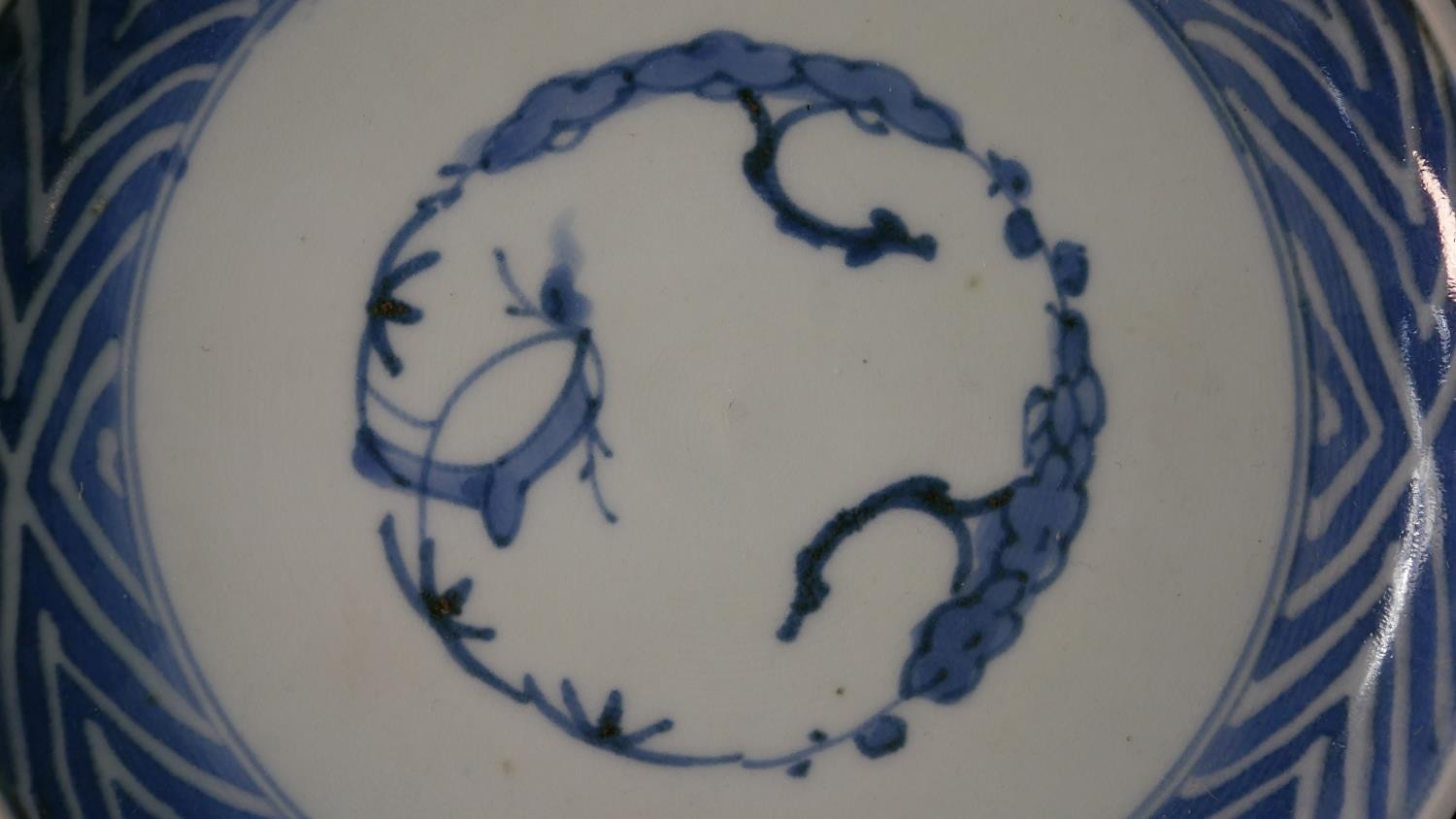 A pair of Japanese Edo period hand painted blue and white porcelain plates with tree and foliate - Image 9 of 11