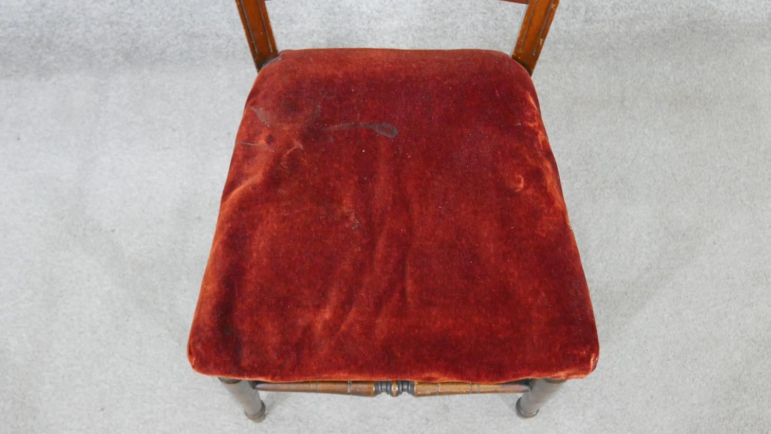 A pair of Edwardian walnut side chairs, the back with a carved foliate splat, over a red velour - Image 3 of 6
