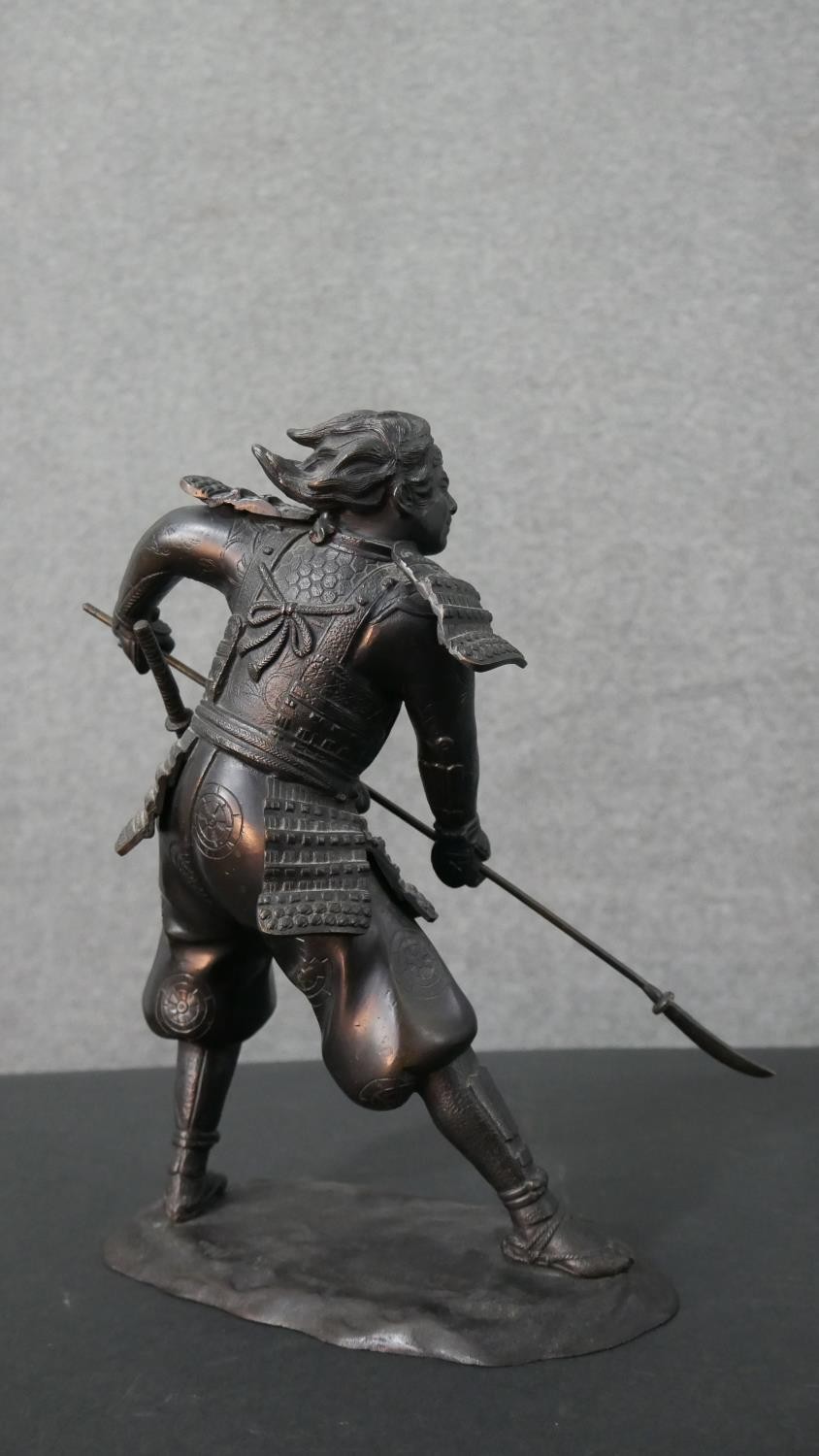A cast copper statue of a Japanese Samurai. H.31cm - Image 7 of 9