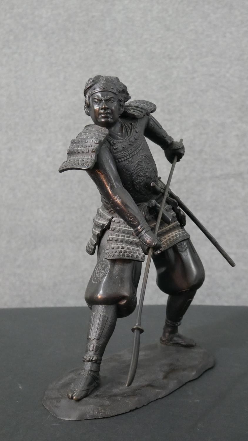 A cast copper statue of a Japanese Samurai. H.31cm - Image 5 of 9