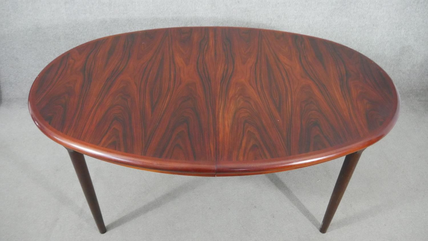 A vintage extending dining table with two extra leaves on tapering shaped supports. H.70 W.260 W. - Image 3 of 6