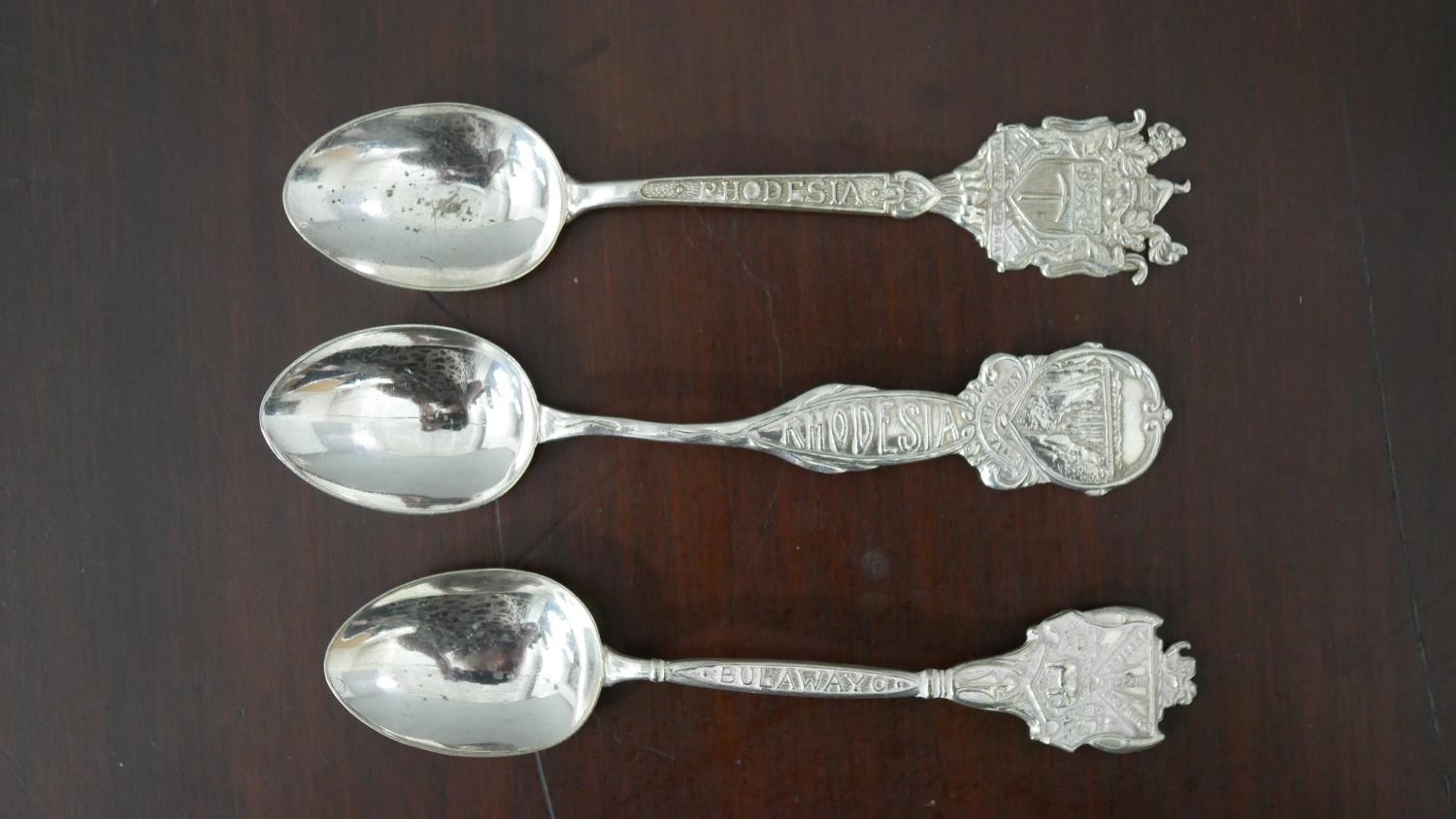A collection of silver and silver plate, including a silver mustard pot (no liner), a pair of silver - Image 5 of 13