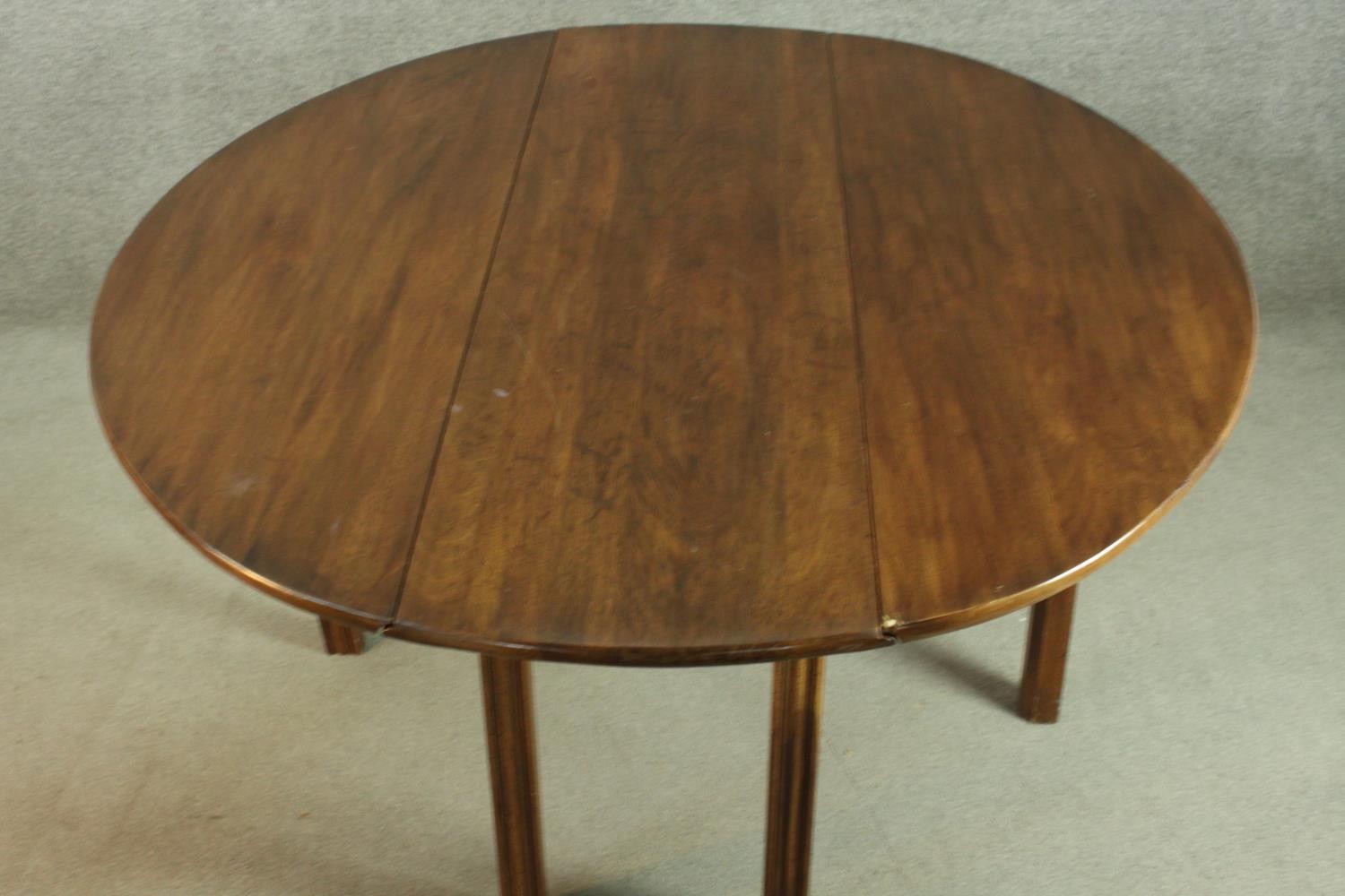 A Georgian fruitwood drop leaf dining table, of oval form, with gateleg supports. H.74 W.158 D.141( - Image 6 of 11