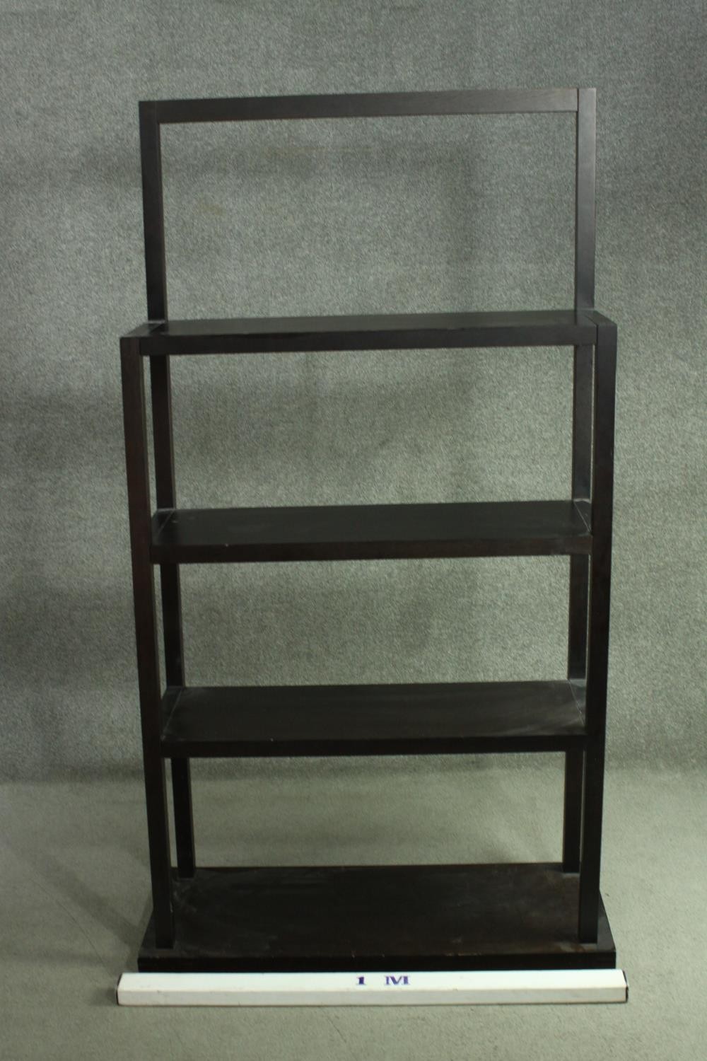 A contemporary ebonised oak shelving unit, with three shelves supported by square section - Image 2 of 6