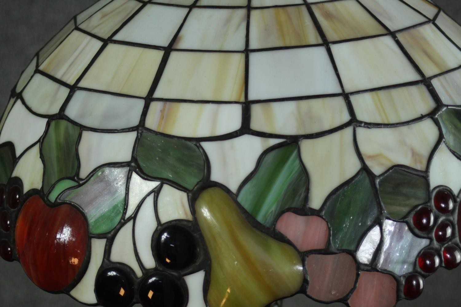 A Tiffany style table lamp, with a stained glass shade depicting fruit, the bronzed brass base - Image 3 of 10