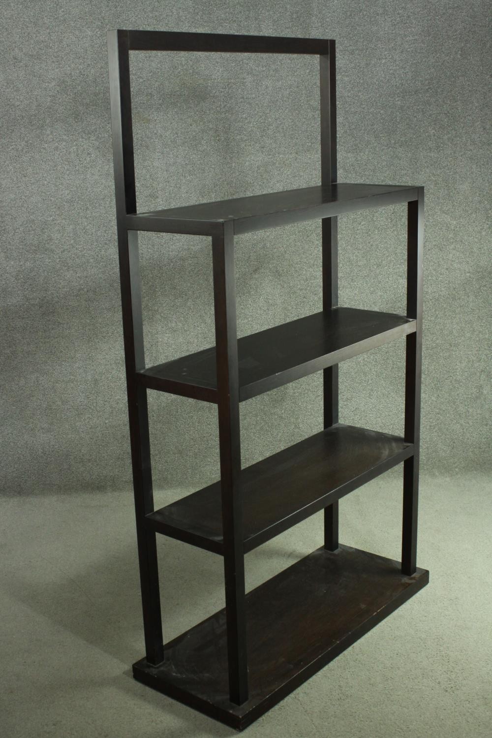 A contemporary ebonised oak shelving unit, with three shelves supported by square section - Image 3 of 6