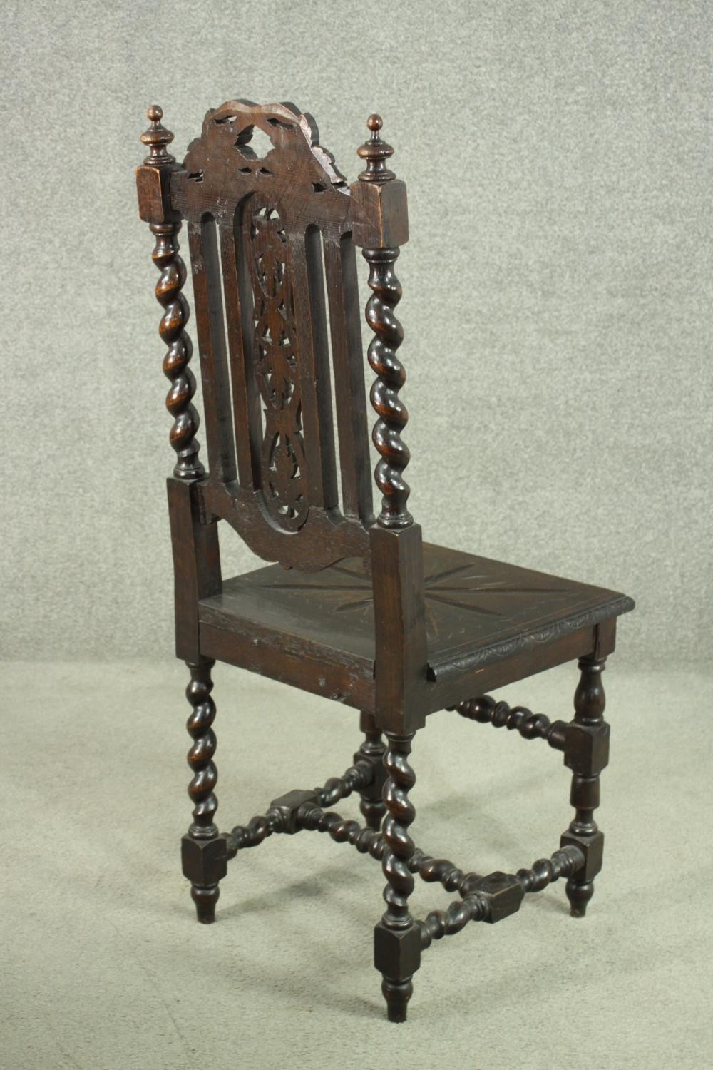 A pair of Carolean style oak side chairs, the top rail carved with vine leaves, over a carved vine - Bild 5 aus 7