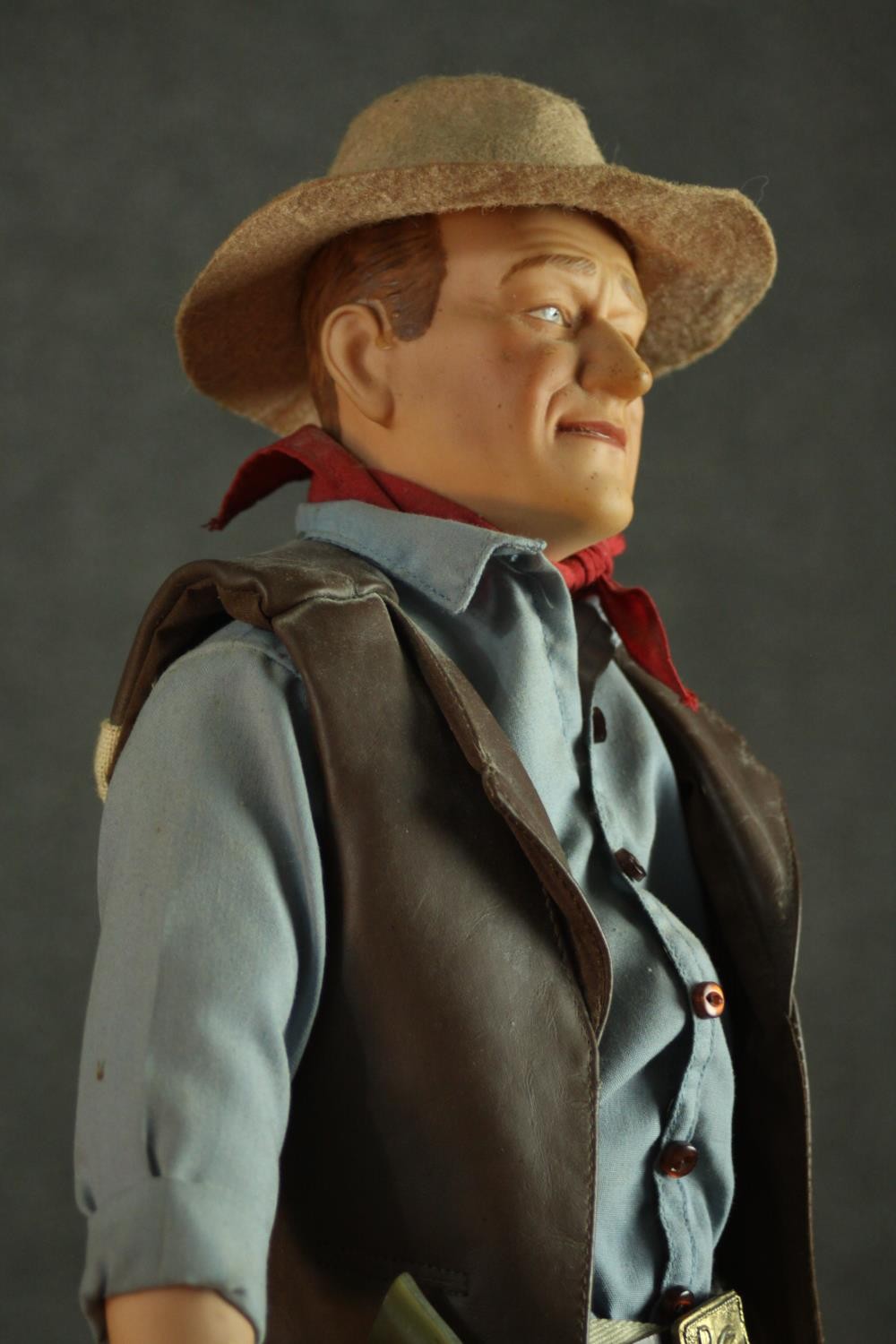 A Franklin Heirloom John Wayne doll and stand, porcelain and cloth, 1990. H.54cm. - Bild 6 aus 12