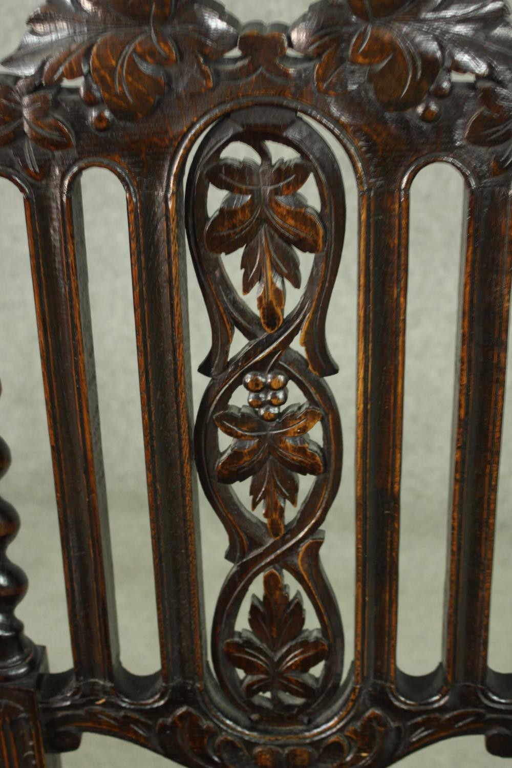 A pair of Carolean style oak side chairs, the top rail carved with vine leaves, over a carved vine - Bild 6 aus 7