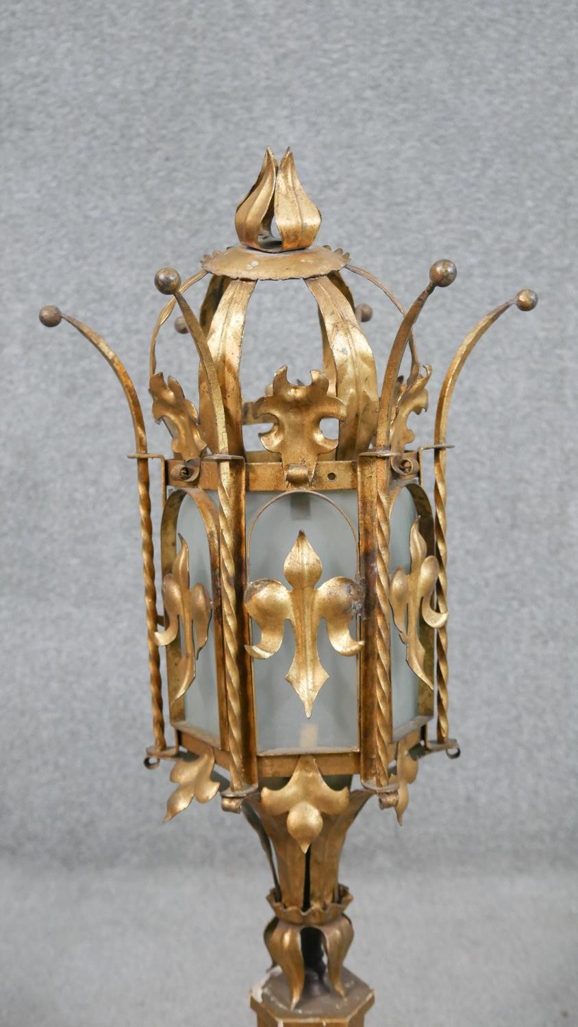 A pair of gilt metal lamps, believed to be Venetian gondola lanterns, of hexagonal section with - Image 4 of 7