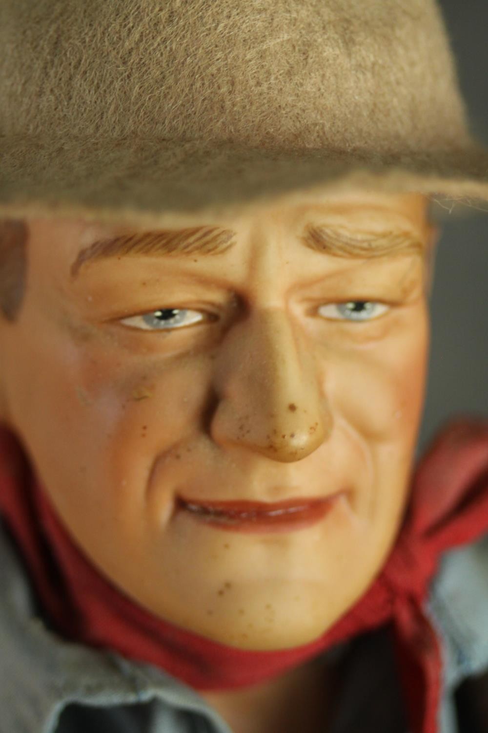 A Franklin Heirloom John Wayne doll and stand, porcelain and cloth, 1990. H.54cm. - Bild 10 aus 12