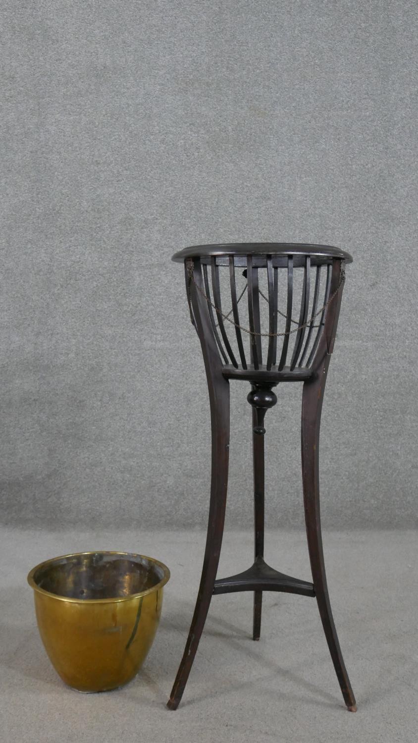 An Edwardian ebonised planter, the brass liner surrounded by curved spindles, on splayed tripod - Bild 4 aus 6