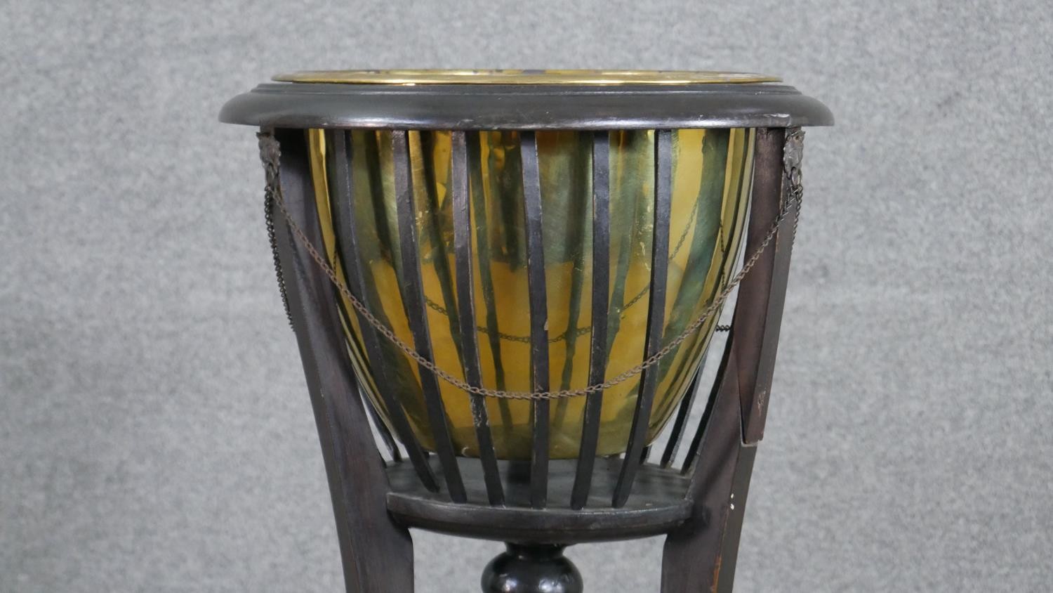 An Edwardian ebonised planter, the brass liner surrounded by curved spindles, on splayed tripod - Bild 2 aus 6