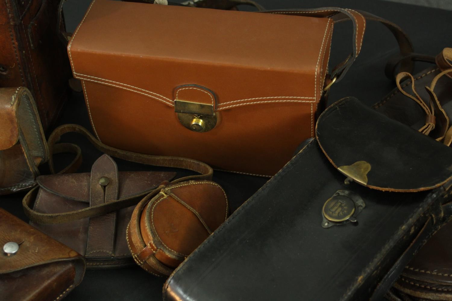 A collection of seven tan and brown leather vintage bags and cases. H.23 W.13 D.13cm. (largest) - Image 4 of 5