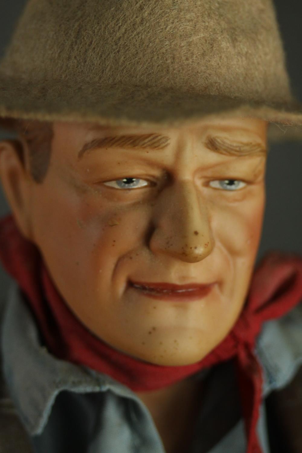 A Franklin Heirloom John Wayne doll and stand, porcelain and cloth, 1990. H.54cm. - Bild 11 aus 12