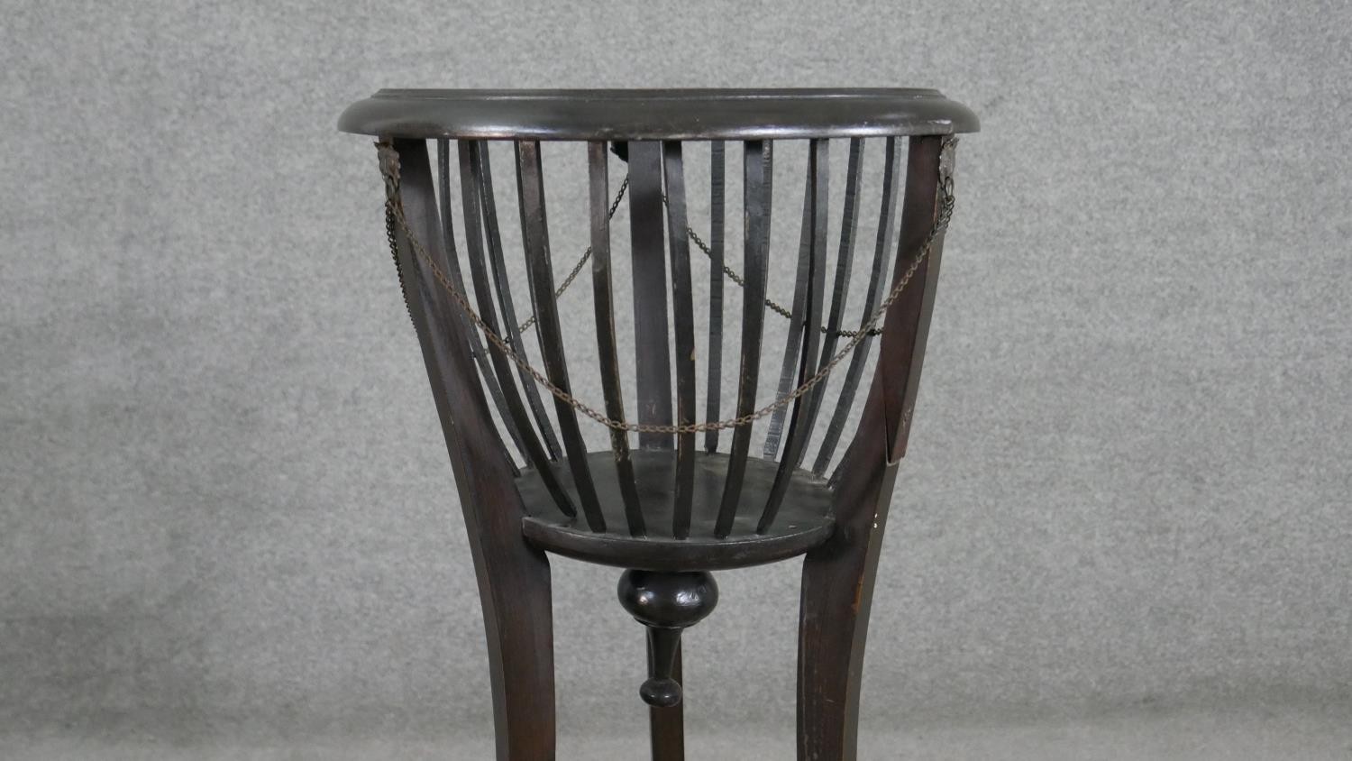 An Edwardian ebonised planter, the brass liner surrounded by curved spindles, on splayed tripod - Bild 5 aus 6