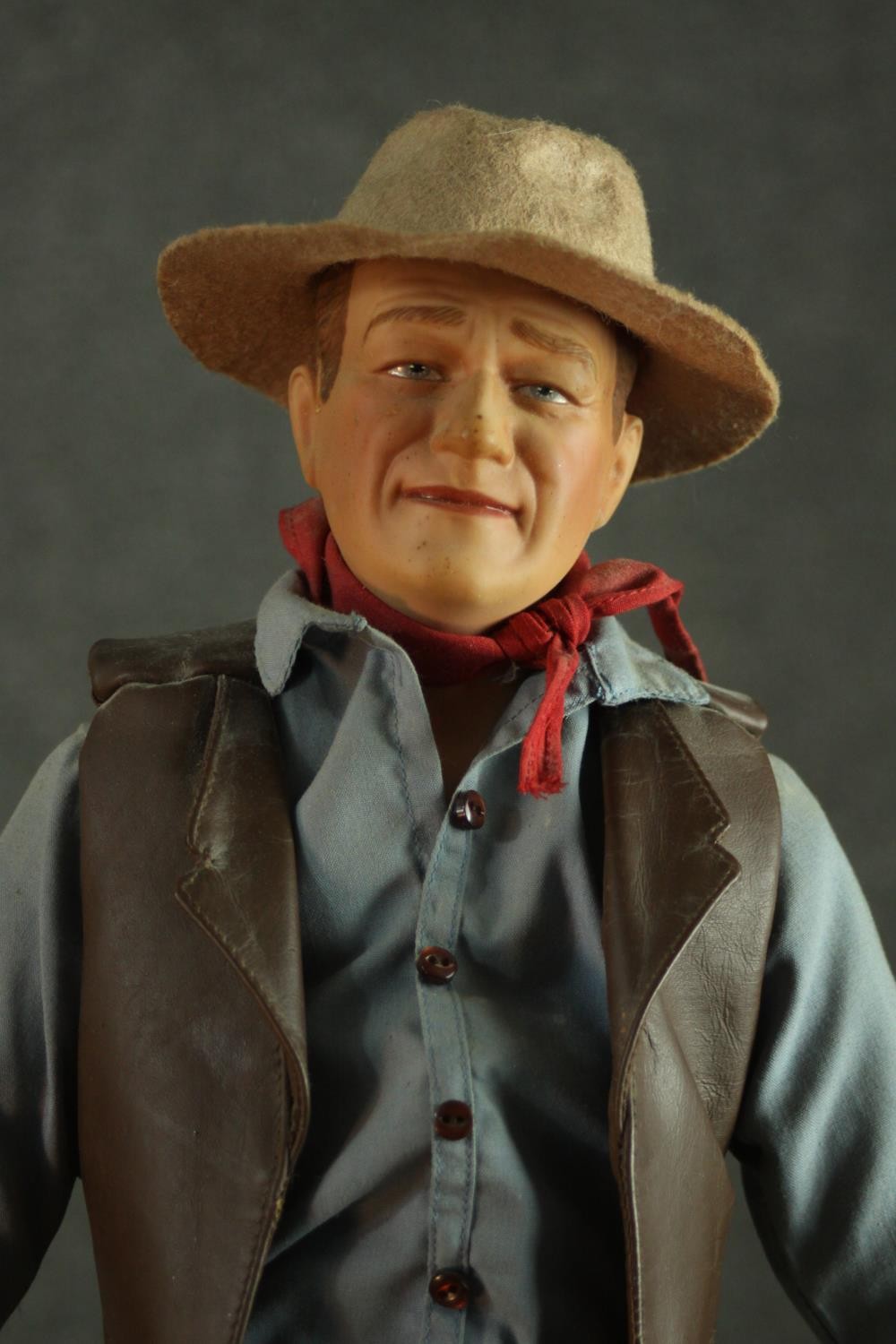 A Franklin Heirloom John Wayne doll and stand, porcelain and cloth, 1990. H.54cm. - Bild 3 aus 12