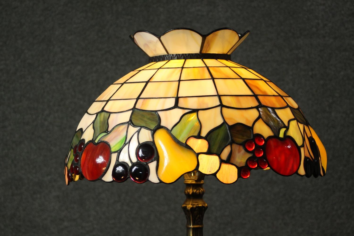 A Tiffany style table lamp, with a stained glass shade depicting fruit, the bronzed brass base - Image 7 of 10
