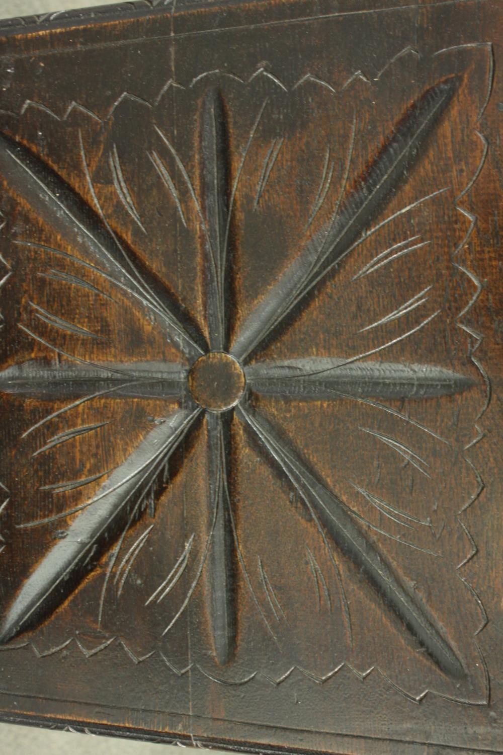 A pair of Carolean style oak side chairs, the top rail carved with vine leaves, over a carved vine - Bild 7 aus 7