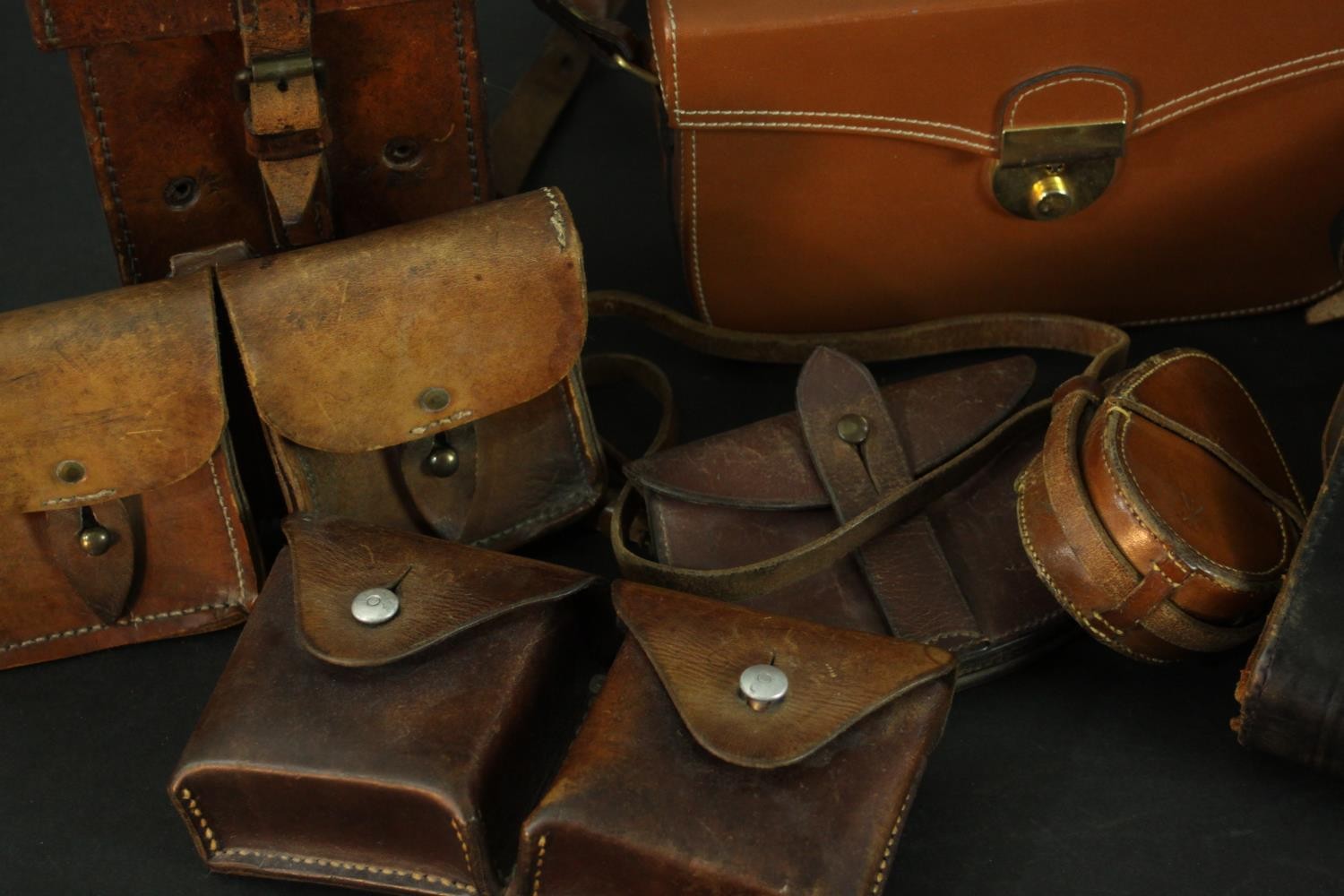 A collection of seven tan and brown leather vintage bags and cases. H.23 W.13 D.13cm. (largest) - Image 3 of 5