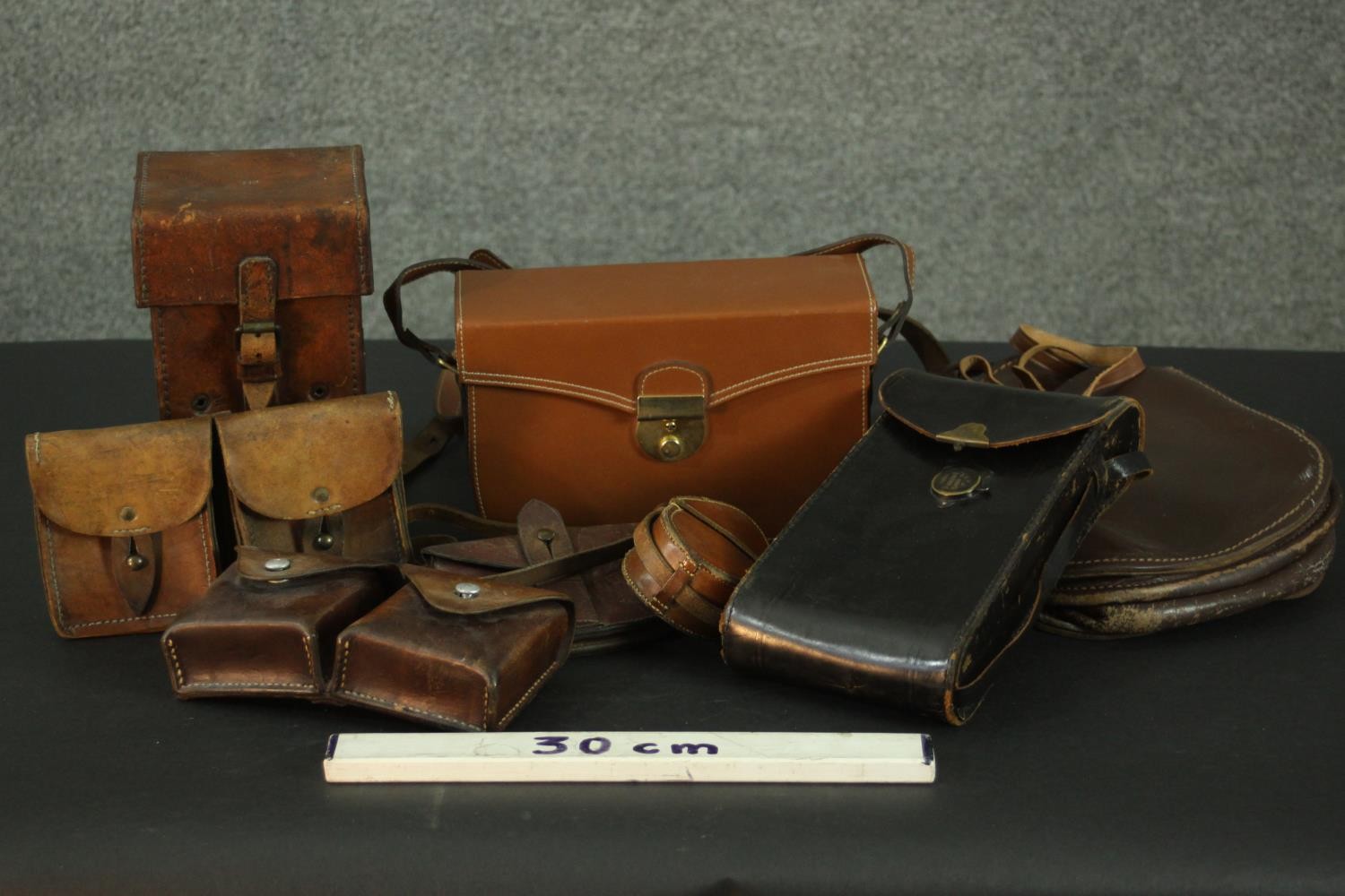 A collection of seven tan and brown leather vintage bags and cases. H.23 W.13 D.13cm. (largest) - Image 2 of 5