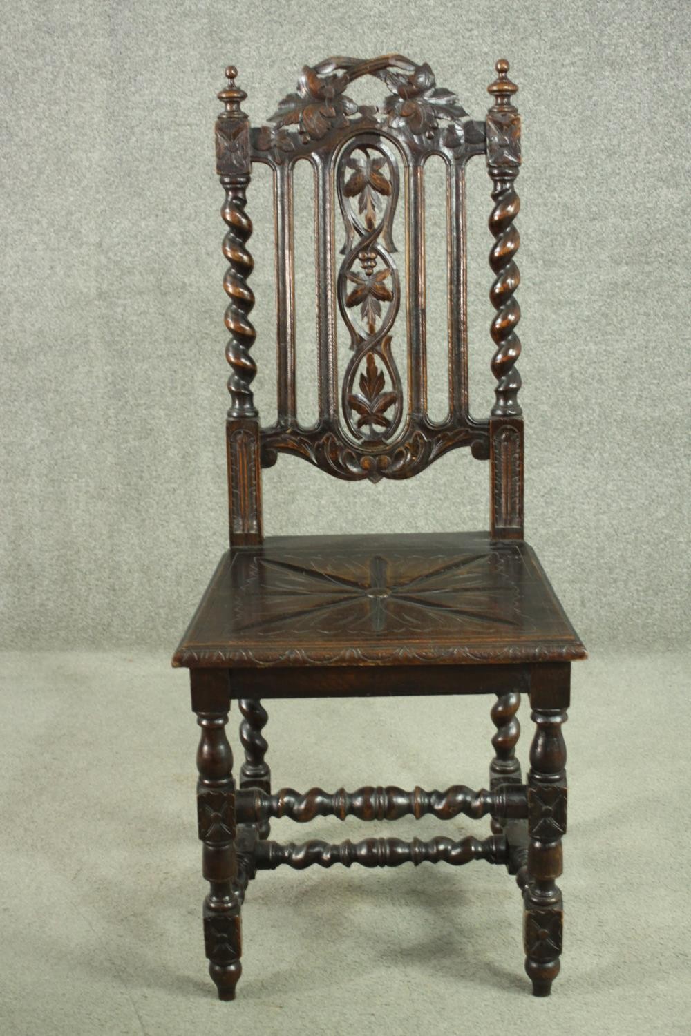 A pair of Carolean style oak side chairs, the top rail carved with vine leaves, over a carved vine - Bild 3 aus 7