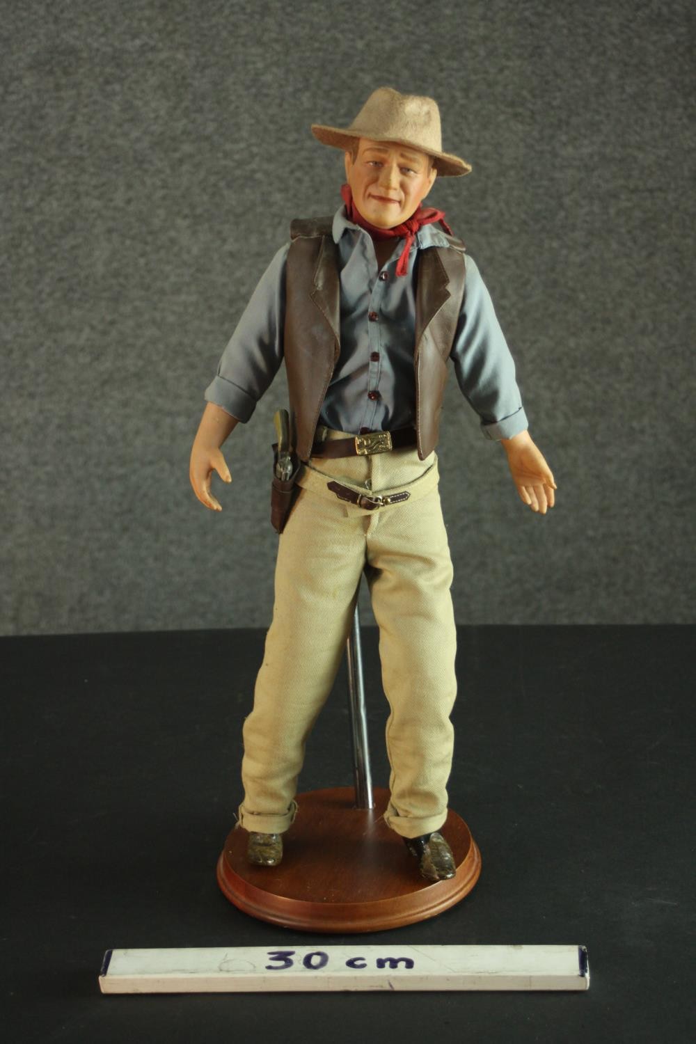 A Franklin Heirloom John Wayne doll and stand, porcelain and cloth, 1990. H.54cm. - Bild 2 aus 12